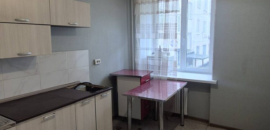 Продается 2-х комнатная кв 46м2 в кирпичном доме на кл. Народная, д.48.